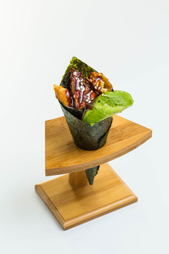 鰻魚(yú)牛油果手卷壽司