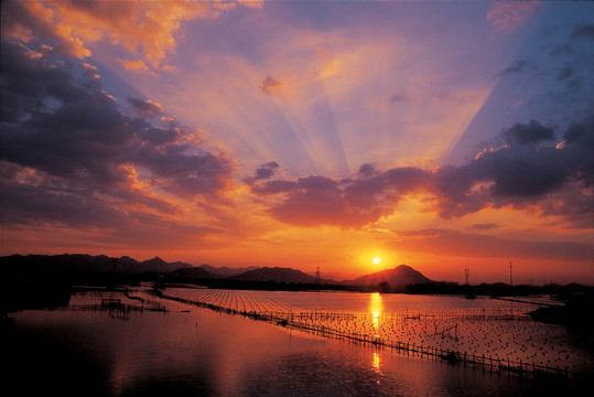 水鄉(xiāng)余霞