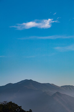 遠山與云