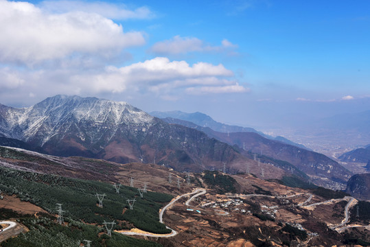 雪山 彎彎曲曲的公路