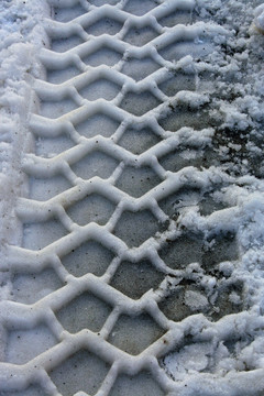 在雪地里的輪胎痕跡
