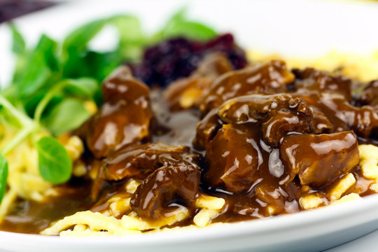鹿 - 與spaetzle，奶油，蔓越莓，玉米沙拉燉肉