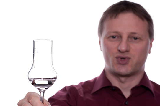 人與一杯水果白蘭地敬酒