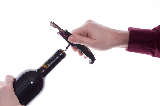 手將葡萄酒瓶中的開瓶器旋轉(zhuǎn)