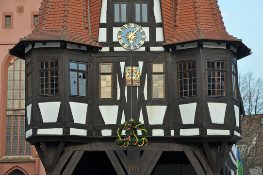 在復(fù)活節(jié)裝飾的michelstadt rathaus
