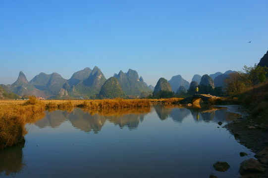 遠(yuǎn)山小橋