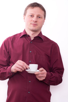 拿著濃咖啡杯子的一個(gè)人