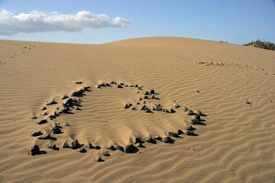 在maspalomas  - 大加那利島 - 西班牙沙丘上的石頭心臟
