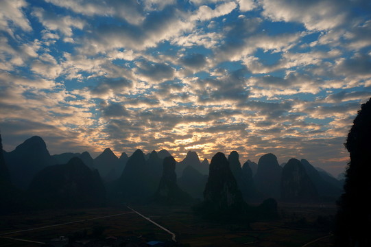 群山早霞