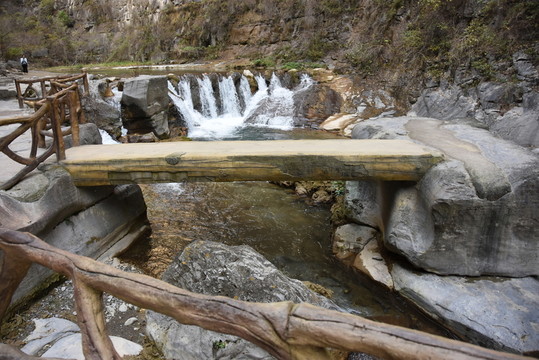 峽谷上的獨(dú)木橋