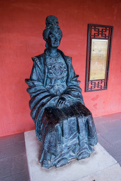 海南崖城學(xué)宮 冼夫人銅像