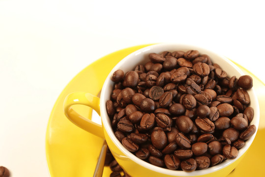 黃咖啡杯子與咖啡豆