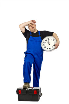 有時鐘的建筑工人手中