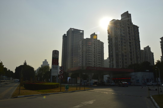 小區(qū)旁的加油站
