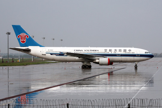 飛機 雨中機場 中國南方航空