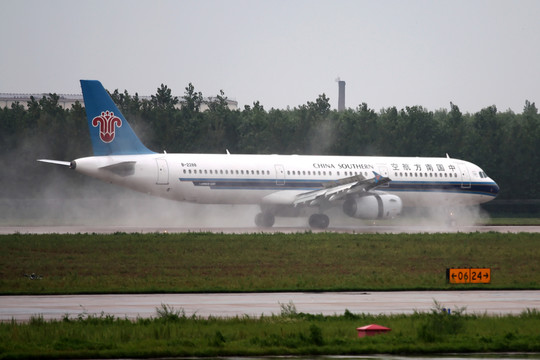 飛機(jī) 雨中機(jī)場 中國南方航空