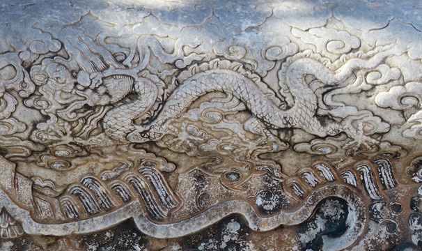 龍形浮雕