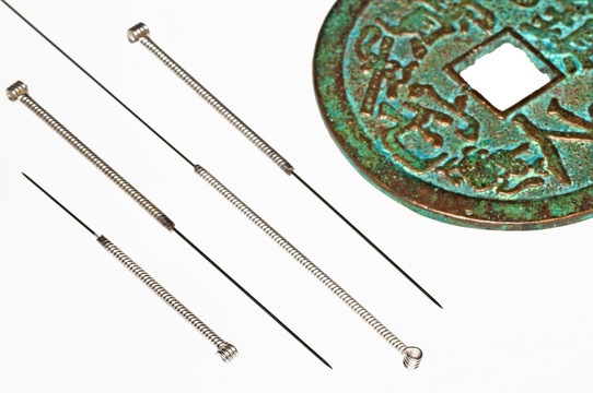 與古色古香的中國(guó)硬幣的針灸針