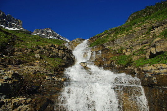 瀑布，雪山和靠近洛根通道的激烈藍天，冰川國家