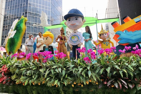 花車巡演