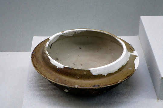 褐釉瓷釜