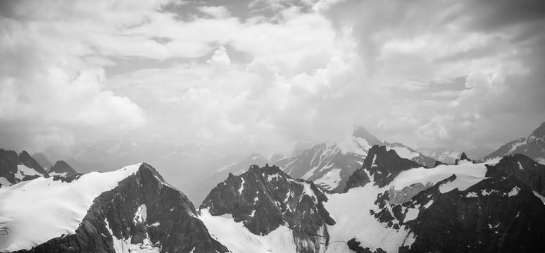 寬幅水墨遠山