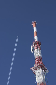輸電塔和飛機(jī)