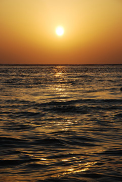 在夕陽(yáng)中的波浪