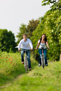 男人和女人在夏天骑自行车