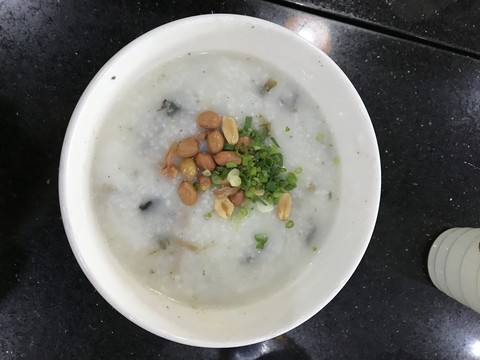 廣東潮汕招牌宵夜菜干咸骨粥