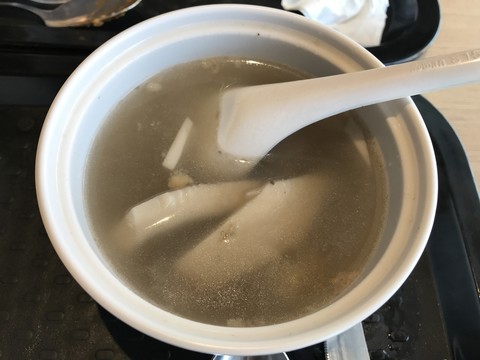 椰子雪梨煲雞燉盅攝影圖片