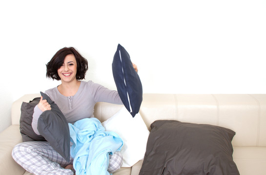 年輕女子坐在沙發(fā)上舒服地坐著黑頭發(fā)