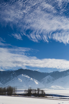 藍(lán)天 白云 雪地