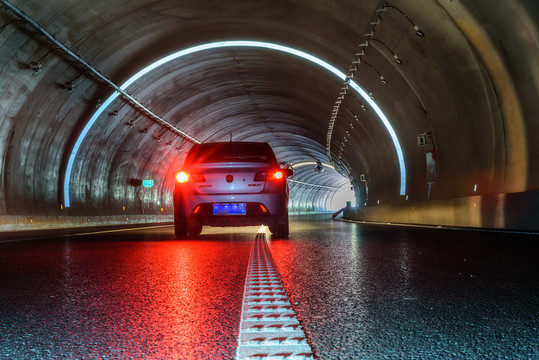 高速公路隧道里的汽車
