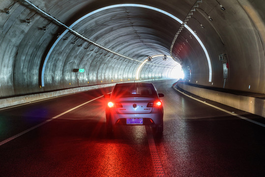 高速公路隧道里的汽車
