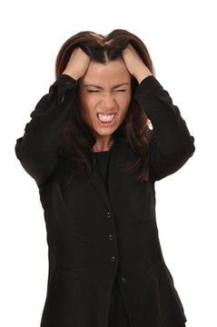 撕毀她憤怒的頭發(fā)的女人