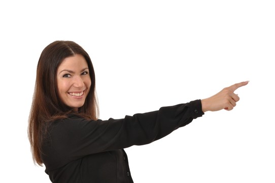 用手指指著筆記的女人