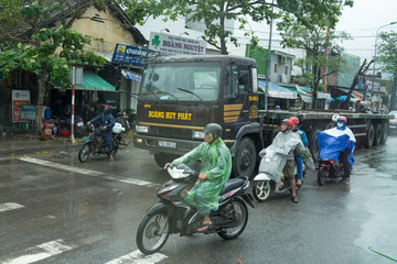 越南街景 雨中的行人騎摩托車