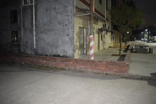 夜晚街角的照片