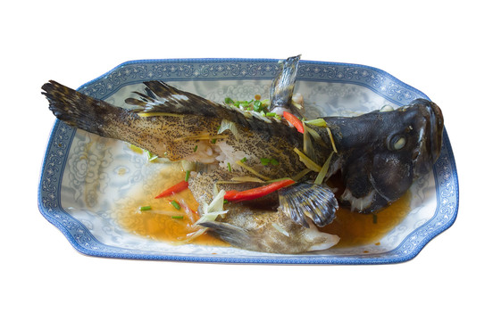 清蒸石斑魚摳圖白底圖片