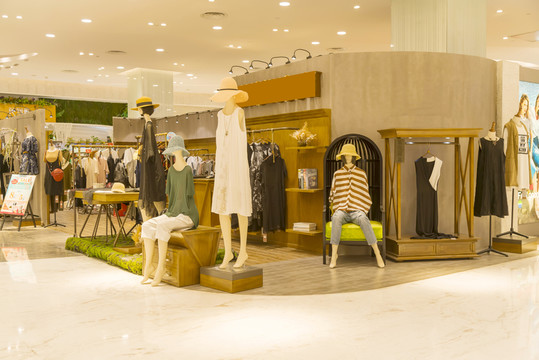 商場女裝專賣店