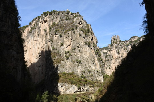 峽谷中的山峰