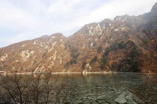 翠華山天池冰封湖面