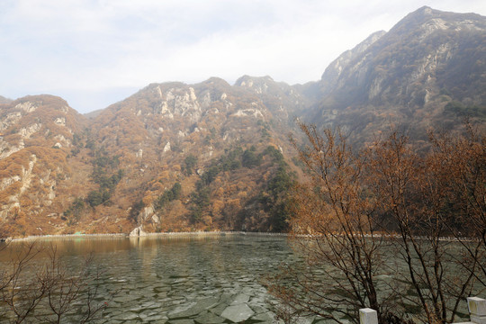 翠華山天池冰封湖面