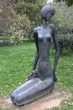 母亲幼儿雕塑
