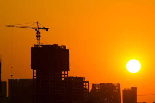 建筑工地上的夕陽