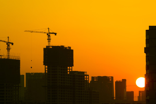 建筑工地上的夕陽