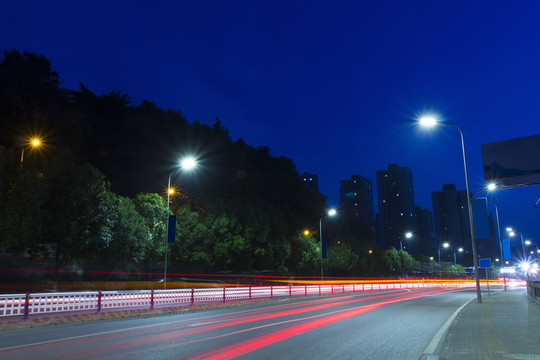 夜晚車燈軌跡