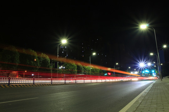 夜晚車燈軌跡