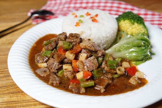 黑胡椒牛柳飯
